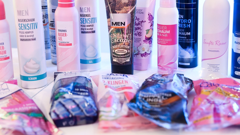 Pink Tax: Rasierschaum und Rasierer in rosa und blau