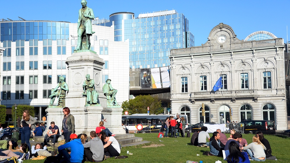Junge Menschen auf der Place du Luxembourg in Brüssel