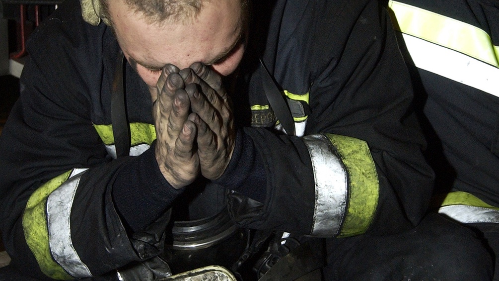 Feuerwehrmann hält sich bestürzt sein Gesicht, FF Wiener Neustadt