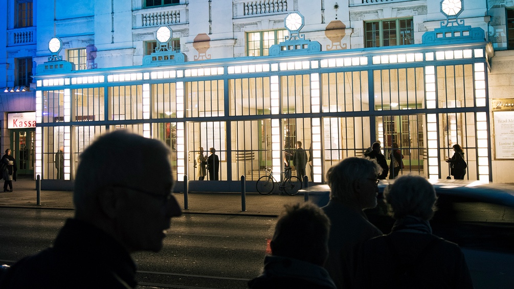 Menschen vor dem Wiener Konzerthaus.