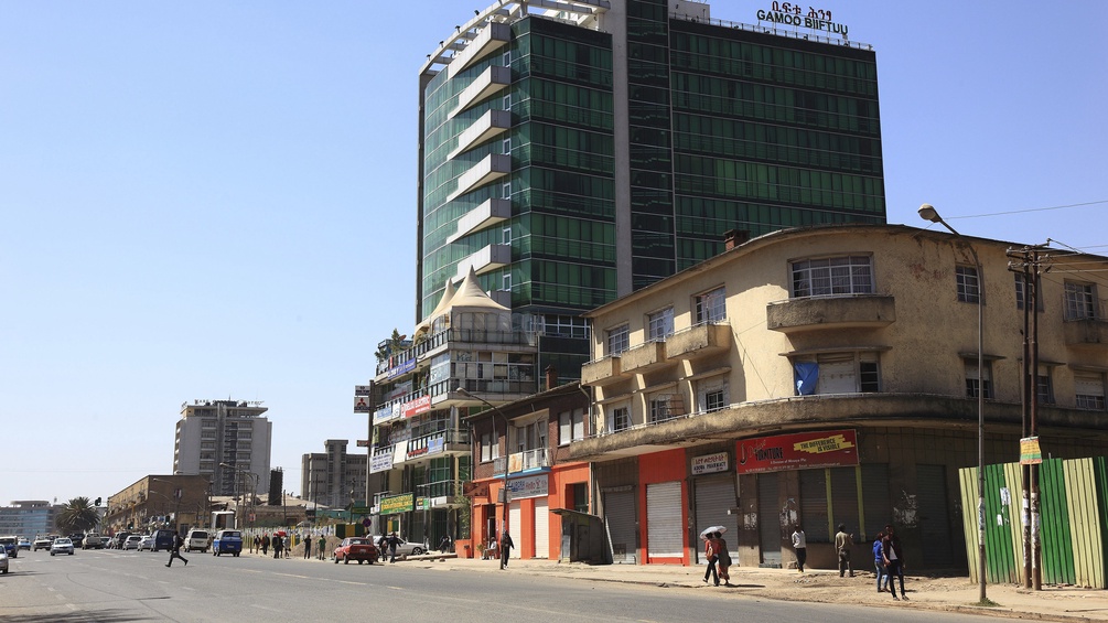 Gebäude in Addis Abeba, Menschen auf der Straße