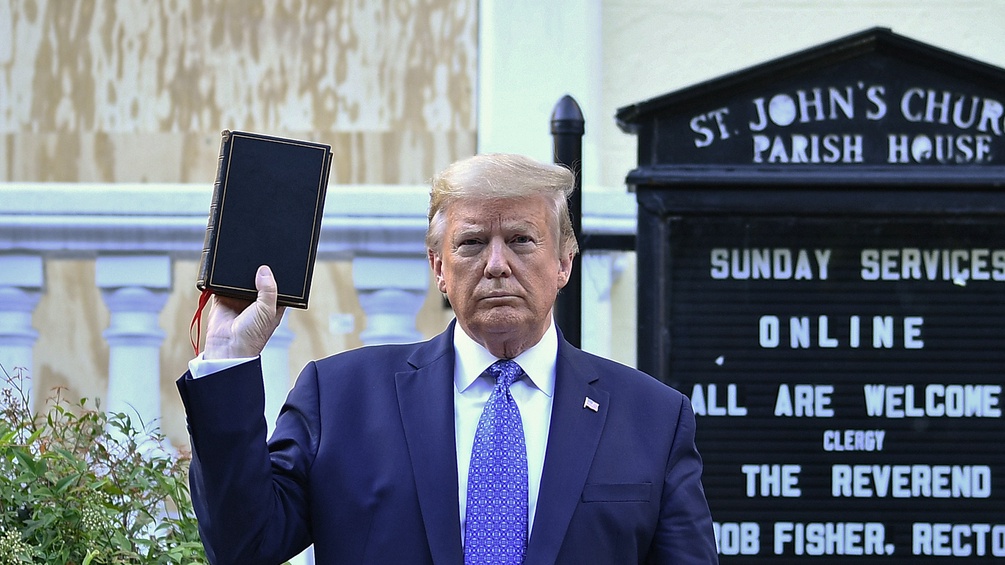 Trump posiert mit einer Bibel in seiner Hand