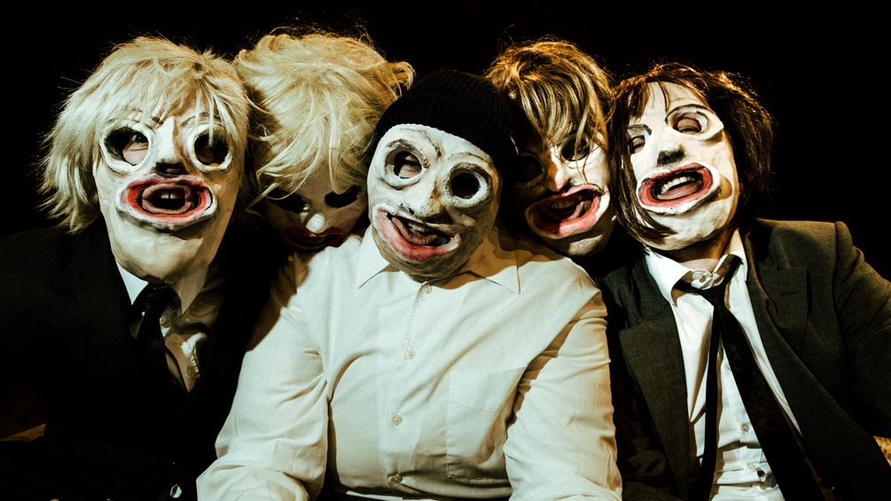 ALEXANDER GOTTER Schlüsselbild zur Aufführung, Menschen mit Masken und Perücken