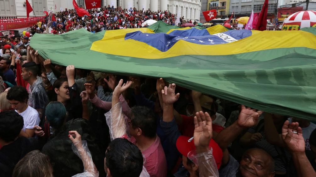 Anhänger von Lula da Silva demonstrieren mit brasilianischer Flagge