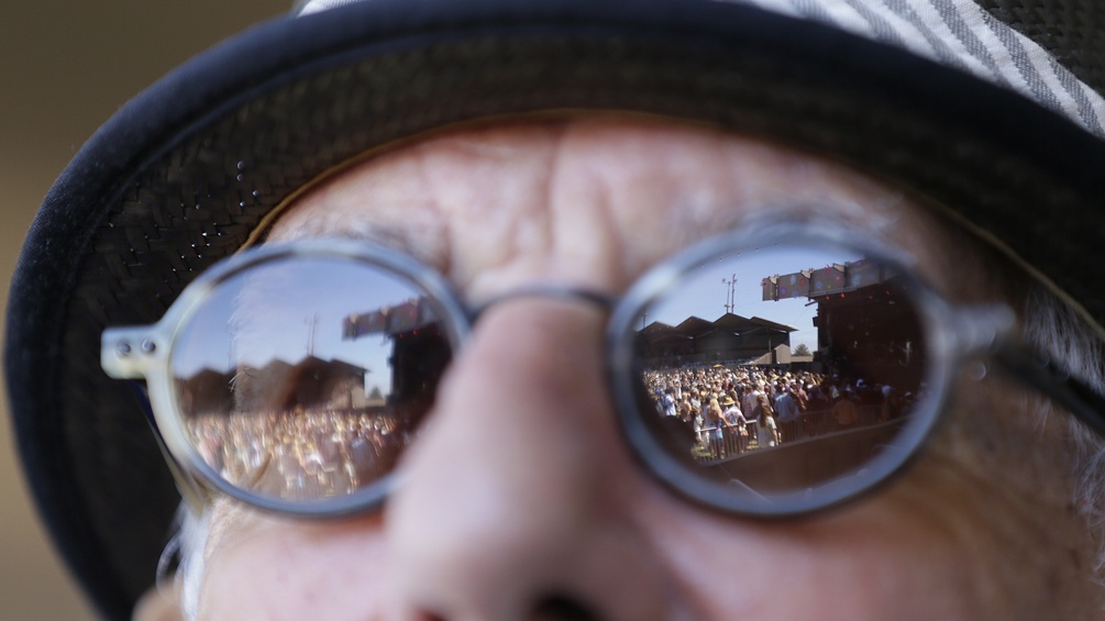 Festivalpublikum spiegelt sich in Sonnenbrille