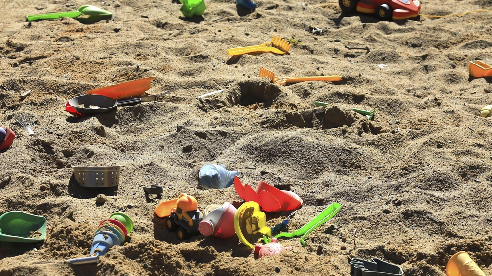 PICTUREDESK.COM/IMAGEBROKER/SUNNY CELESTE Spielzeug in der Sandkiste