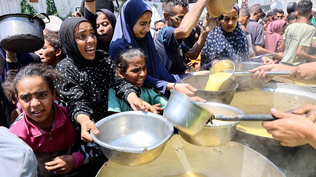 Menschen im Gaza-Streifen bei Suppenvergabe