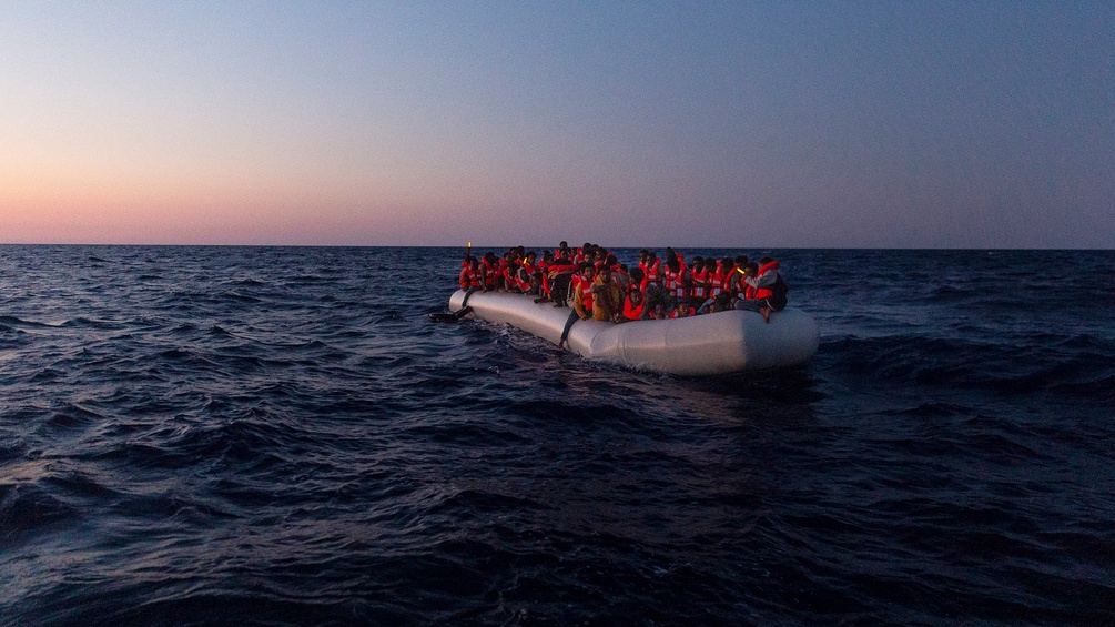 Flüchtlinge auf einem Boot im Meer