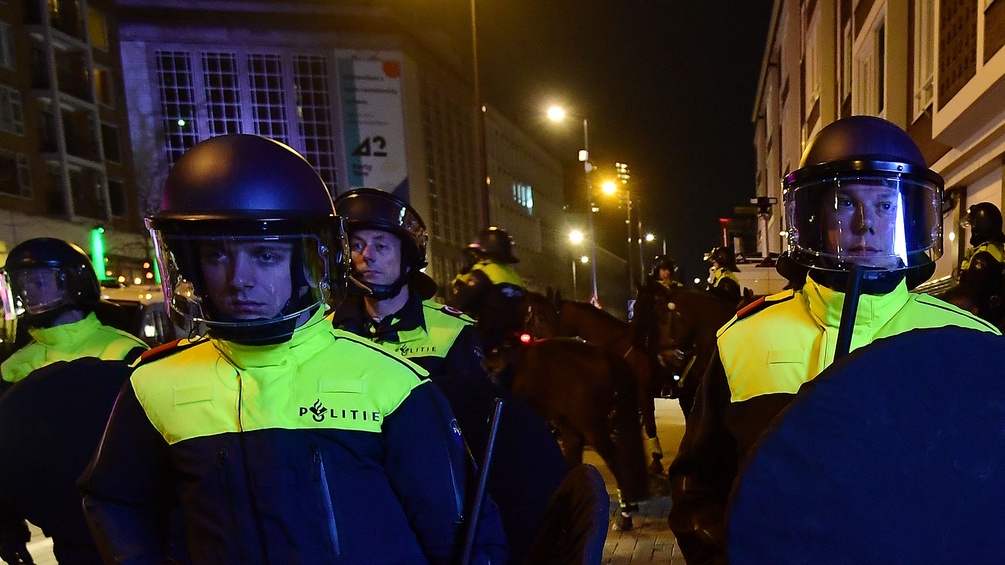Holländische Polizisten während einer Demonstration