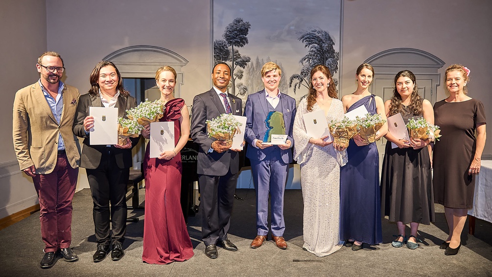 FABIAN SORGER Haydn-Gesangswettbewerb in Rohrau: Dr. Michael Linsbauer, Initiator des Int. Haydn-Wettbewerbs; die 7 Gewinner:innen: Francis Ng, Laura Richter, Joseph Parrish, Bruno Meichsner, Caroline Taylor, Maria Hegele sowie Farber-Preisträgerin Julia Kurig Yazaki, Juryvorsitzende KSin Angelika Kirchschlager, 1 Hauptpreis-Gewinner Bruno Meichsner, Bruno Meichsner und Juryvorsitzende KS Angelika Kirchschlager