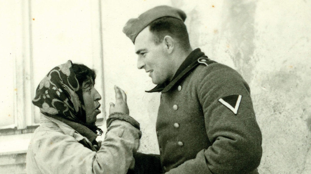 Ausschnitt des Buchumschlags, alte Fotografie, eine Frau redet mit einem Soldaten