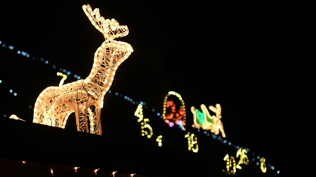 Weihnachtliche Beleuchtung auf einem Dach.