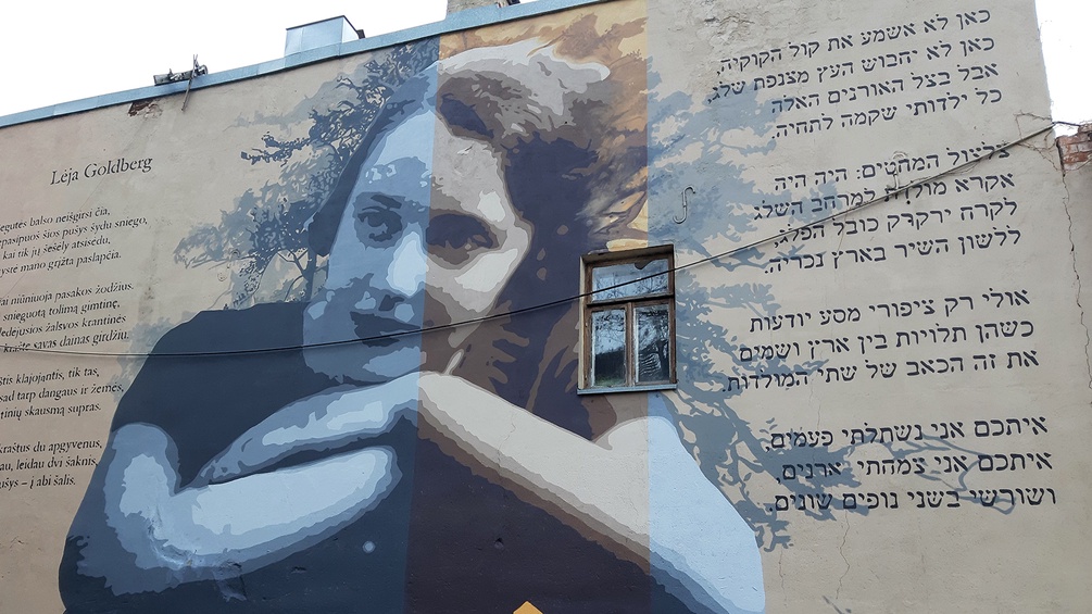 Kaunas- einst eine Stadt mit einer bedeutenden jüdischen Bevölkerung, darunter die Dichterin Leja Goldberg, an die man hier auf einem Graffiti auf einer Hauswand erinnert.