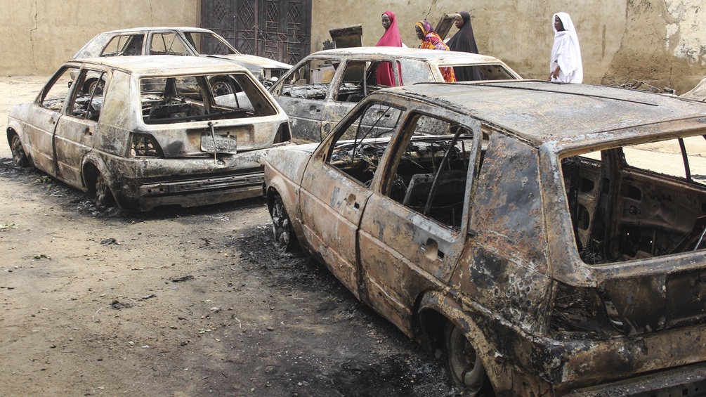 Zwei verbrannte Autos in Nigeria