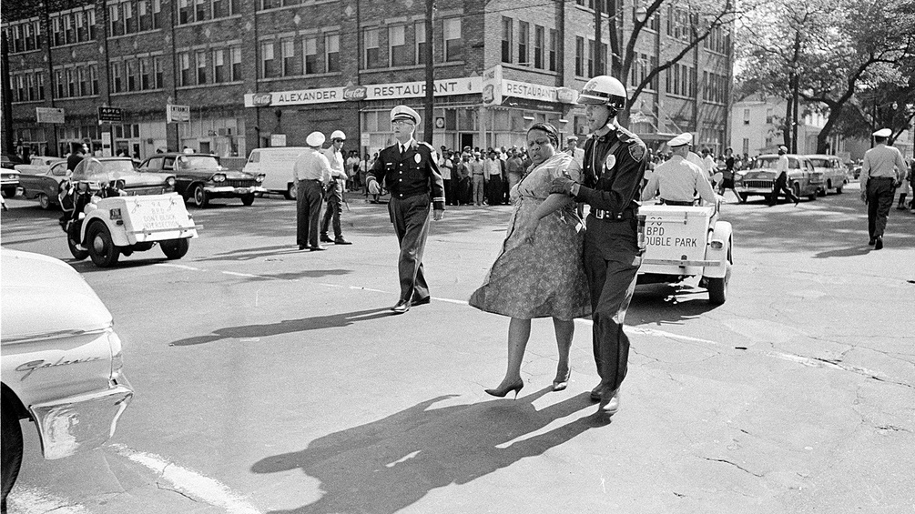 Eine afro-amerikanische Frau wird von einem Polizisten abgeführt, Birmingham, Alabama 1963