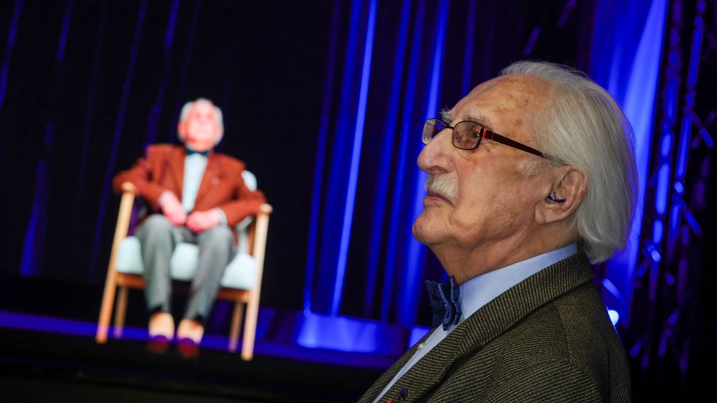 Holocaustüberlebender, im Hintergrund sein Hologramm