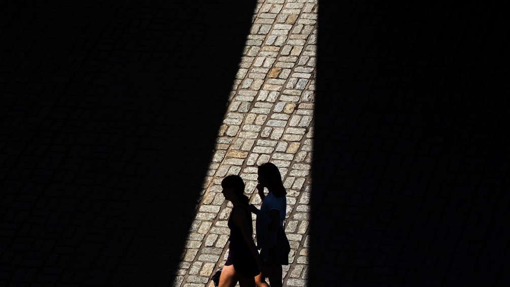 Die Schatten zweier Frauen