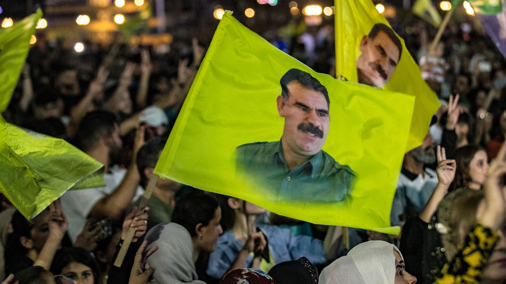 APA/AFP/DELIL SOULEIMAN PKK-Demonstration, Flaggen mit dem Porträt von Abdullah Öcalan