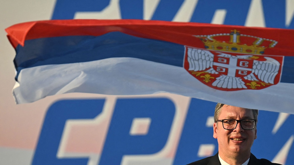 Aleksandar Vucic schwingt die serbische Fahne