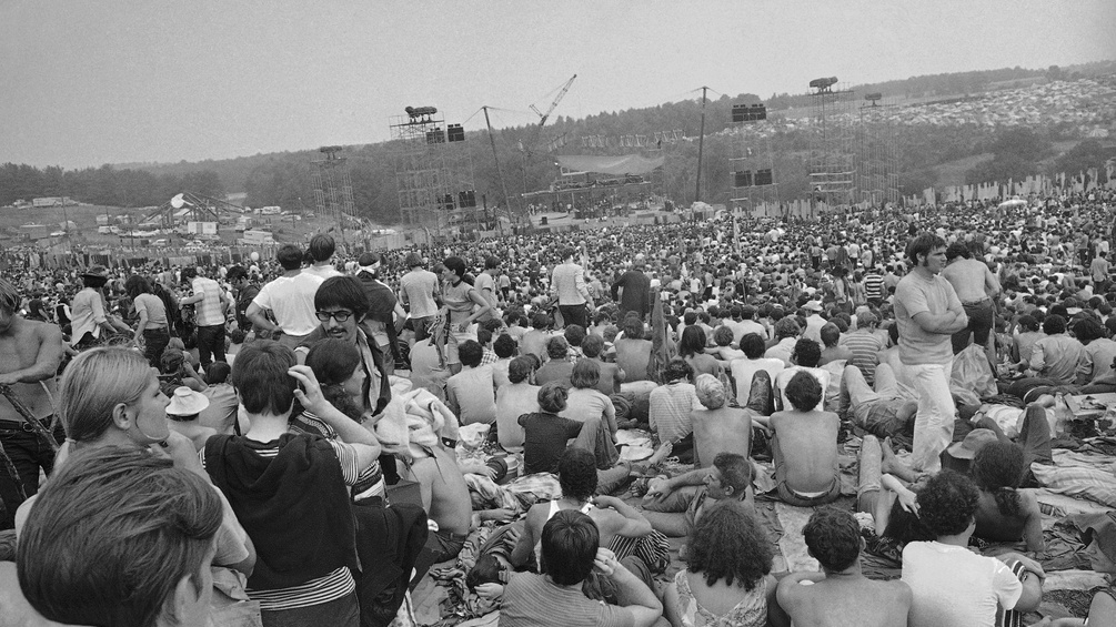 Menschenmengen während des Woodstock-Festivals