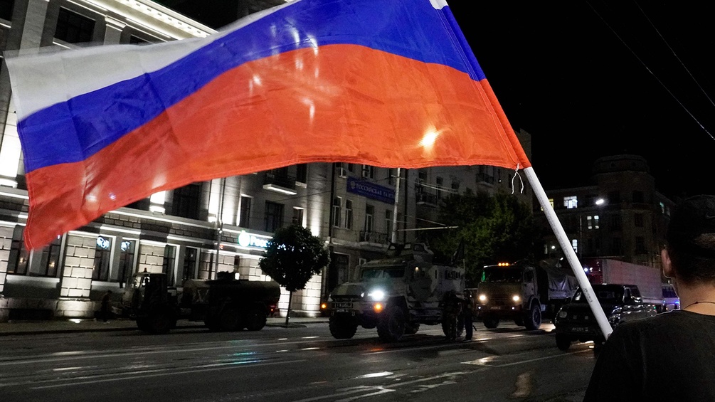 Russische Fahne und Wagner-Gruppe: Militärfahrzeuge