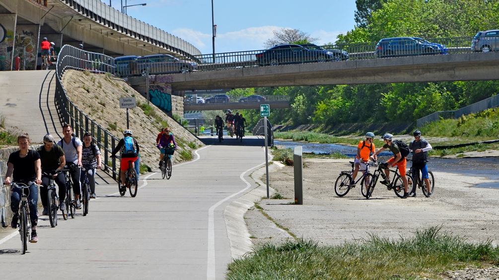 Der Wientalradweg am oberen Wienfluss  Der Wientalradweg am oberen Wienfluss zwischen Hietzing und Hütteldorf