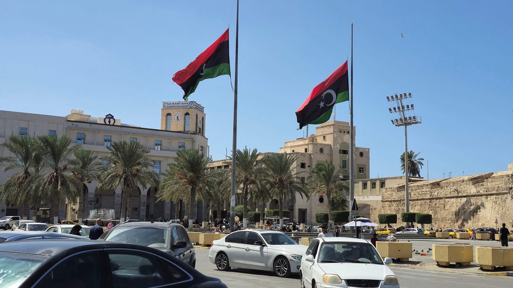 Flaggen Libyens in Tropoli