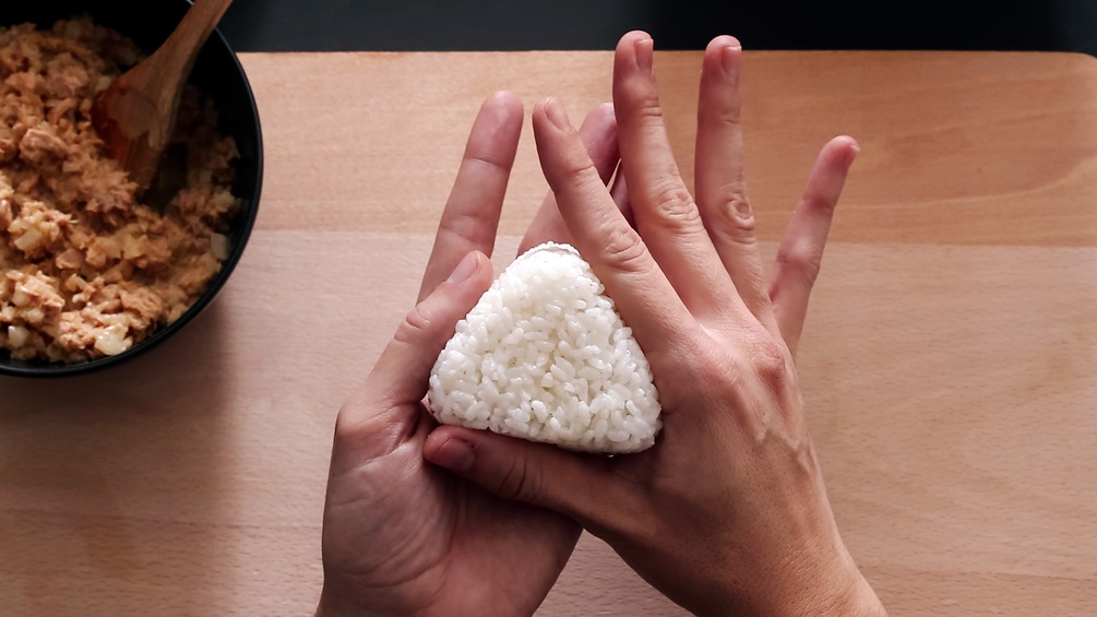 Reis wird zu einem Onigiri geformt