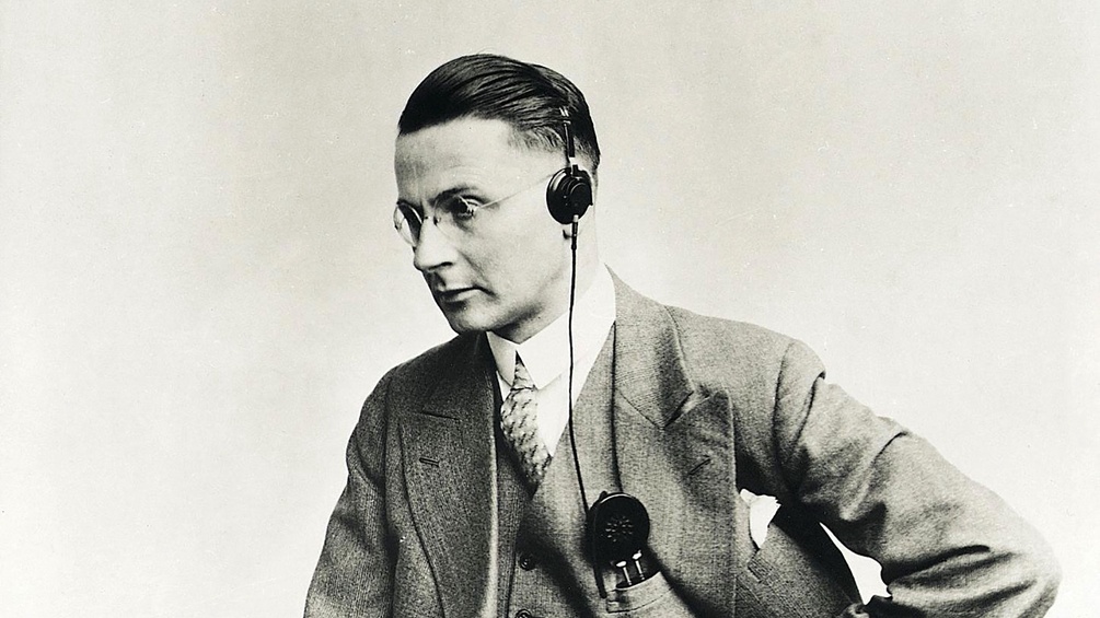 Mann mit "Phonophor" von Siemens & Halske in der 1920er Jahren