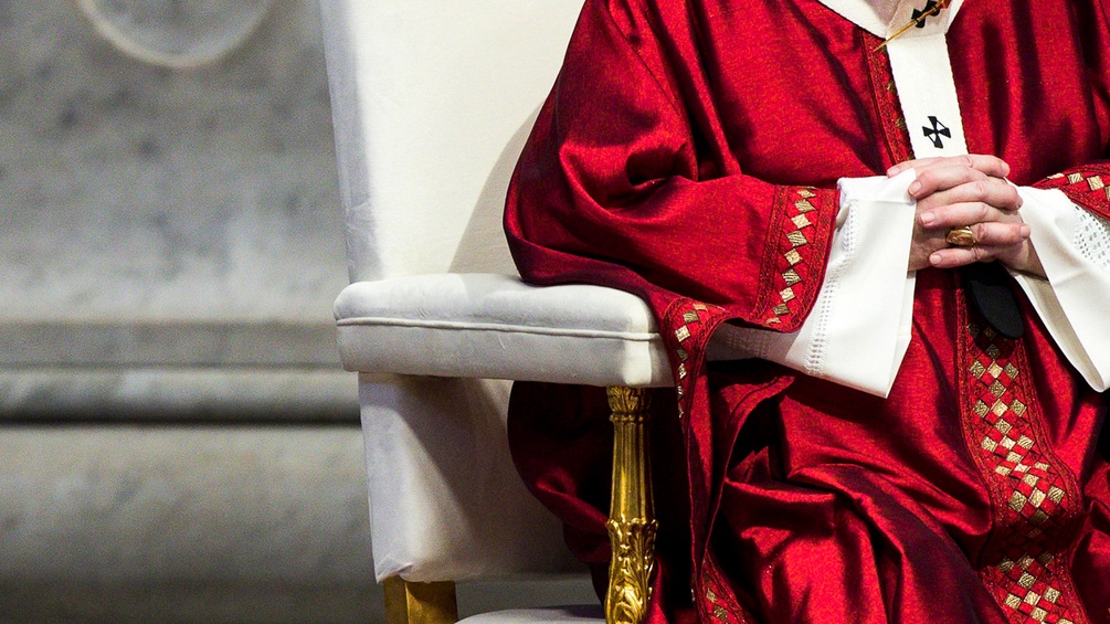 Papst sitzt in einem Stuhl