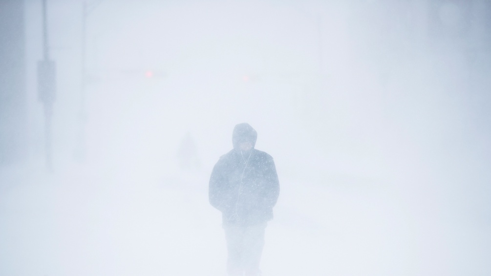 Mann in einem Schneesturm
