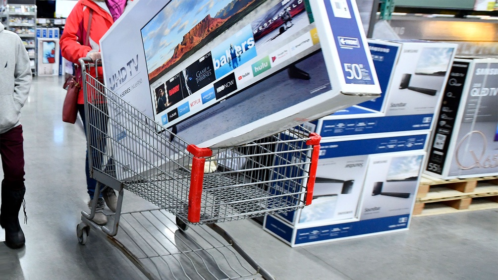 Großer Fernsehkarton in einem Einkaufswagen