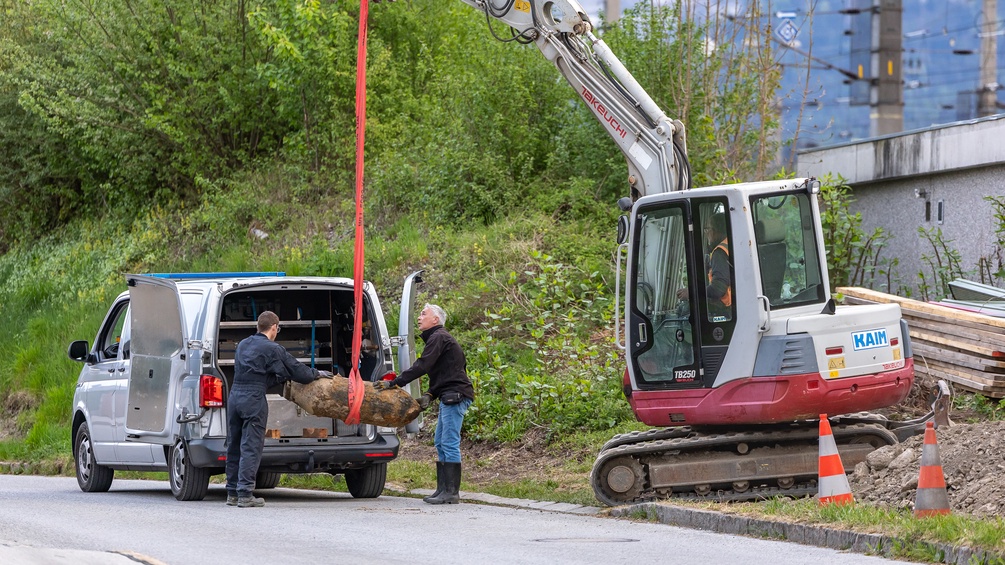 Bombe wird geborgen.