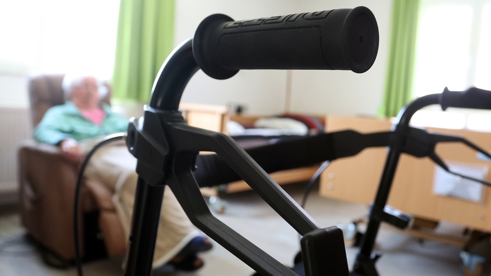 APA/DPA/KARL-JOSEF HILDENBRAND Rollator und Mann im Sessel