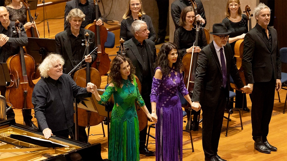 Symphonieorchester des Bayerischen Rundfunks, Dirigent: Simon Rattle. Rinat Shaham, Mezzosopran; Katia und Marielle Labèque, Klavier