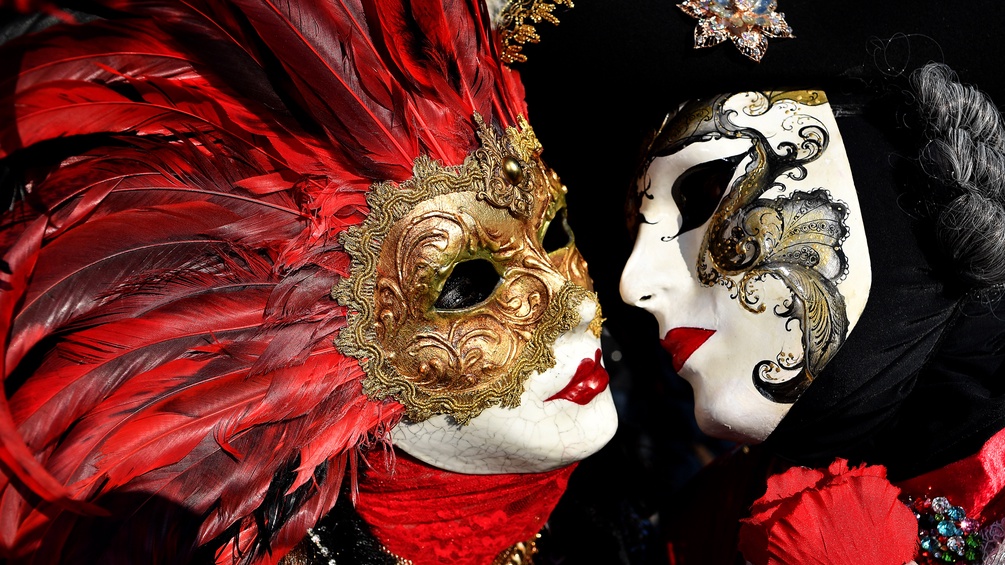 Maskierte und kostümierte Karnevalsteilnehmer in Venedig