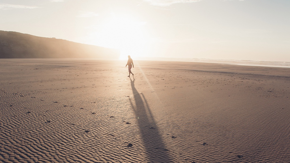 Mensch im Gegenlicht am Strand