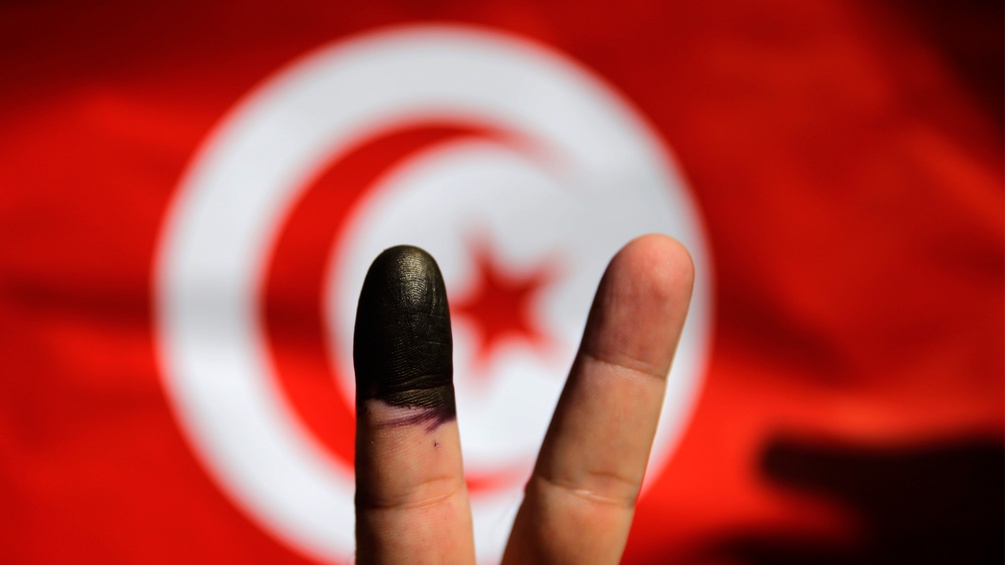 Finger zum Victory-Zeichen geformt, einer davon schwarz vom Fingerabdruck nehmen beim Wählen