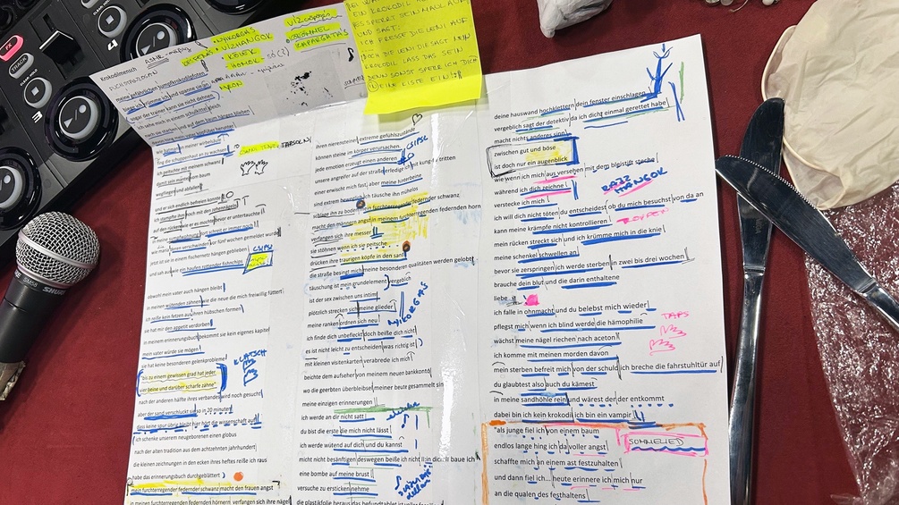 Analoge Unterlagen, Notizen mit Besteck und Mikrofon