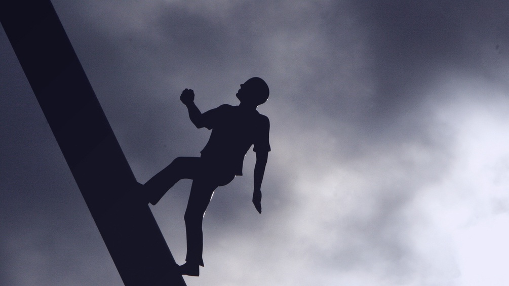 Ein Mann steigt eine Leiter hinauf