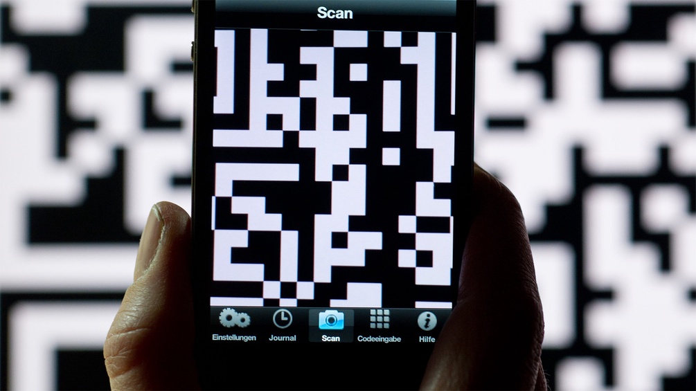 dpa-Zentralbild/Patrick Pleul Handy mit QR-Code