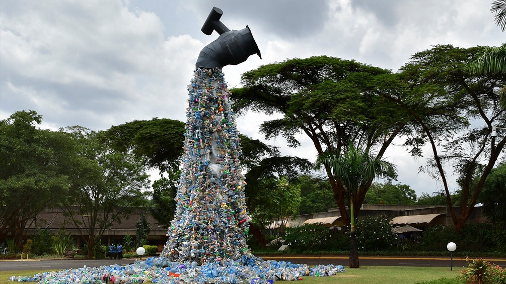 Eine Installation mit Müll von Benjamin von Wong für die UNEP.