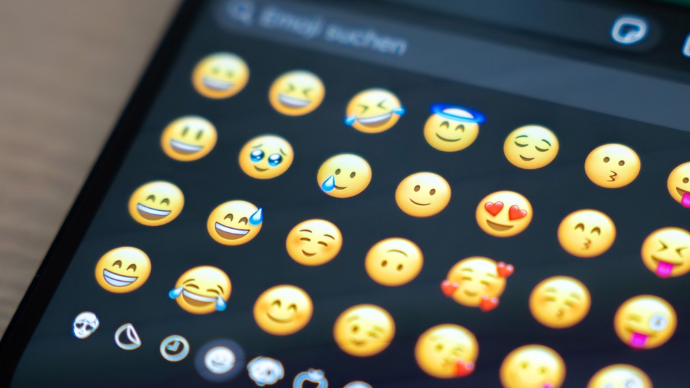 Emojis auf einem Smartphone-Display