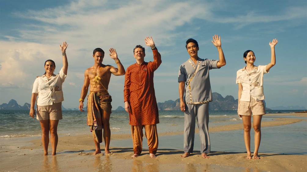 HBO "The White Lotus", US-Serie - Menschen am Strand winken