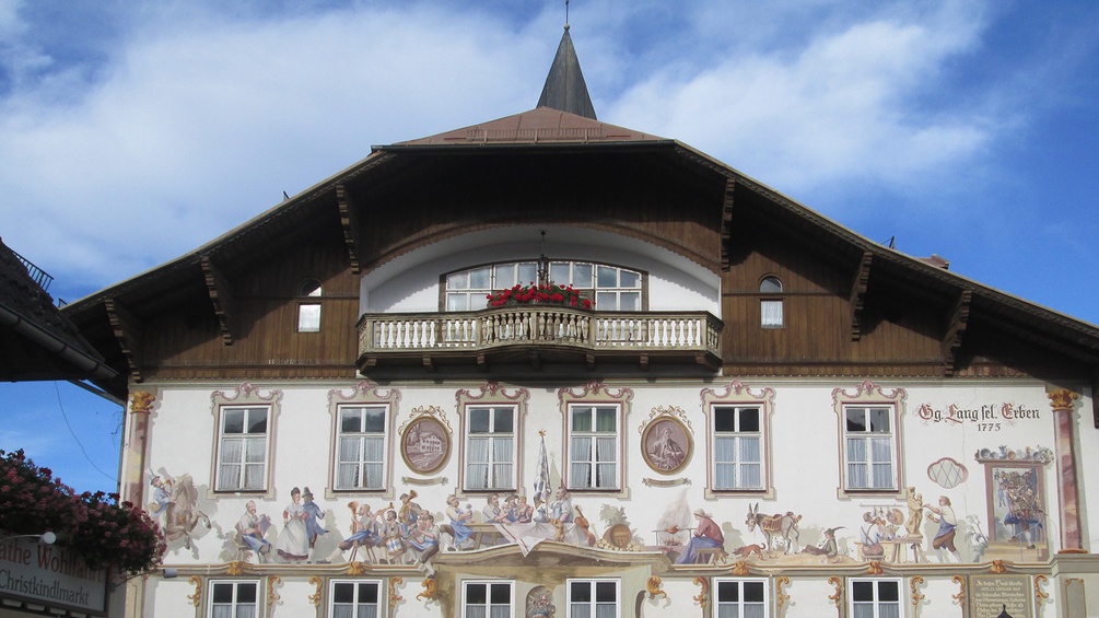 Das Haus der Familie Lang, wichtige Verleger von Schnitzwaren, mit den für den Ort typischen Fassadenmalereien