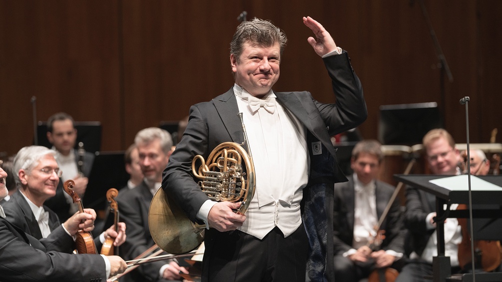 Wiener Philharmoniker, Dirigent und Klavier: Daniel Barenboim; Radek Baborák, Horn.