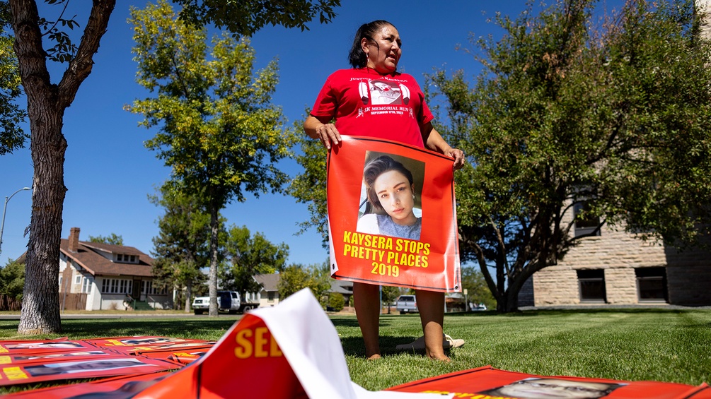 Frau mit Plakaten vermisster Indigener Frauen in den USA