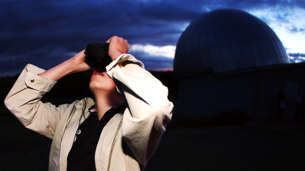 Ein Astronom schaut in den Himmel