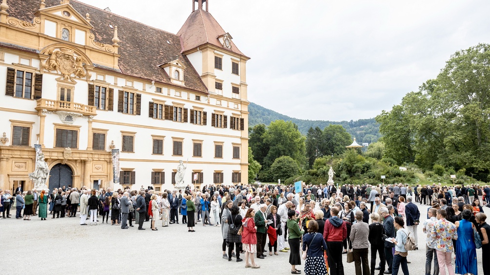 Styriarte-Publikum sammelt sich vor dem Schloss Eggenberg 