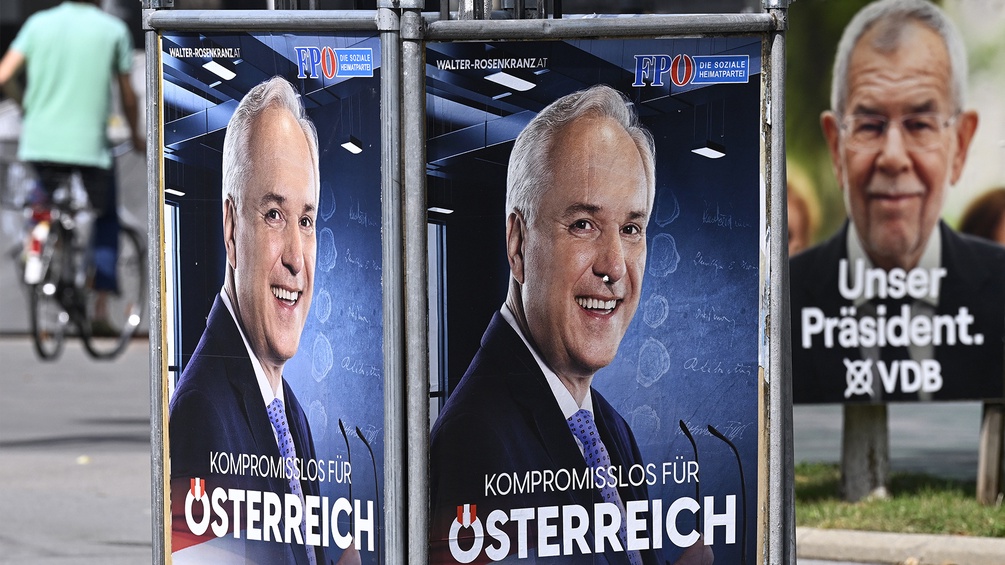 Wahlplakate von Bundespräsident Alexander Van der Bellen (R.) und FPÖ-Kandidat Walter Rosenkranz.